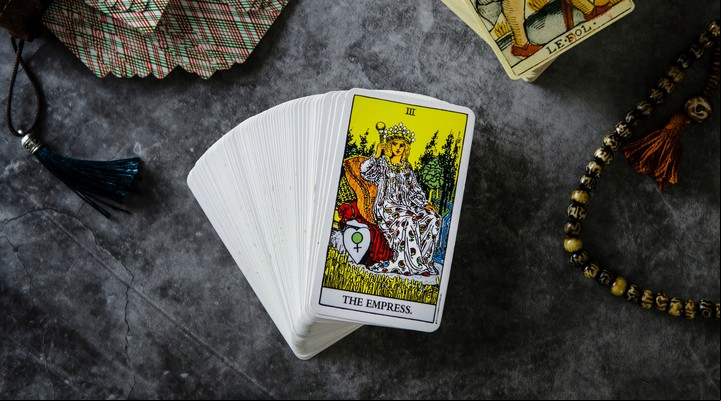 Arcanos femeninos del tarot, La emperatriz, La Luna y La Papisa. Foto: ilustración Shutterstock.