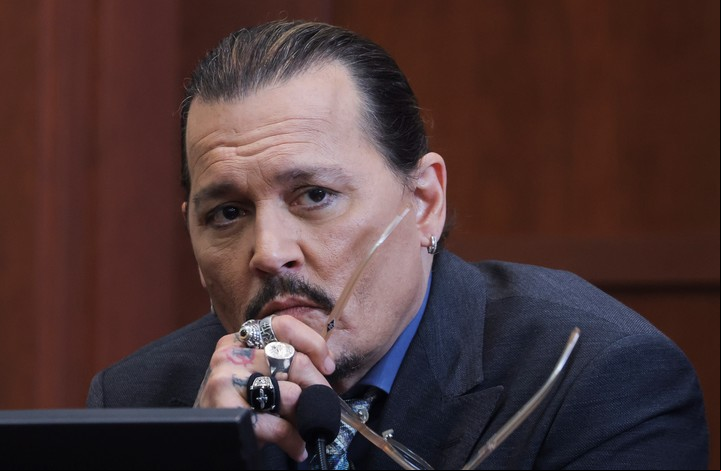 Johnny Depp se mostró agradecido al jurado por la resolución de la demanda contra Amber Heard. Foto EFE