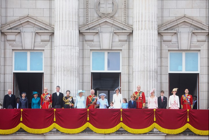 Los de la familia real británica, aparecen en el balcón del Palacio de Buckingham como parte del desfile Trooping the Colour durante el Jubileo de Platino. REUTERS/Hannah McKay