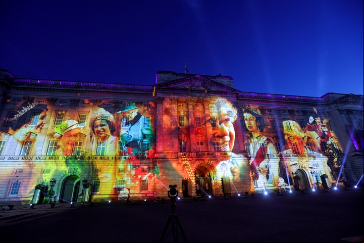 Imágenes de Isabel II en el frente del Palacio de Buckingham - Foto Reuter