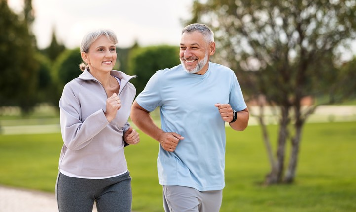 A partir de los 60, recomiendan caminatas, pero también ejercicios aeróbicos algo más intensos. Foto: Shutterstock.