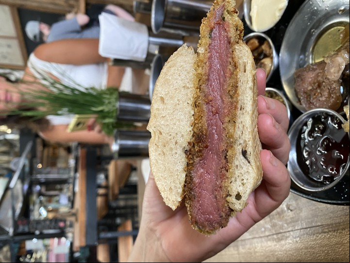 La mila de Puesto 53, con la carne ligeramente cocida a la parrilla.