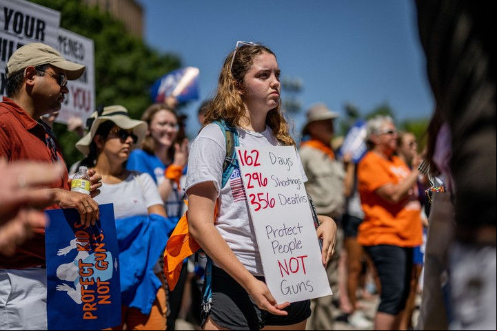En junio de 2022, una manifestación de la Marcha por Nuestras Vidas en el Capitolio del estado de Texas el 11 de junio de 2022 en Austin, Texas. Salvador Ramos, de 18 años, abrió fuego el 24 de mayo en la escuela primaria Robb de Uvalde (Texas), matando a 19 niños y dos adultos. Los defensores de la reforma de las armas en cientos de comunidades de Estados Unidos salieron hoy a la calle tras los tiroteos de Uvalde y Buffalo (Nueva York). Brandon Bell/Getty Images/AFP
