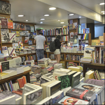 Ley ómnibus de Milei: la motosierra también alcanza al libro