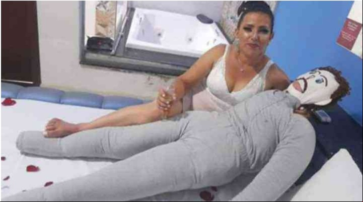 Merivone Rocha Moraes celebró su boda con el muñeco Marcelo en una ceremonia con muchos invitados y los medios presentes. Luego se fue de vacaciones a Río de Janeiro.