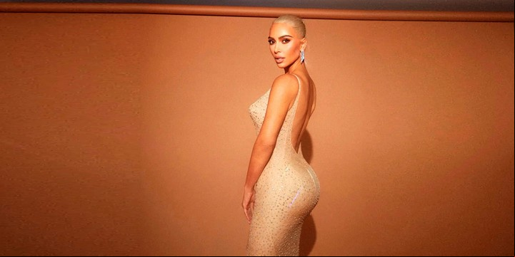Estirado y roto: Kim Kardashian, cuando causó daños permanentes el vestido más famoso de Marilyn Monroe. Kim bajó varios kilos para poder lucirlo en la Met Gala 2022.