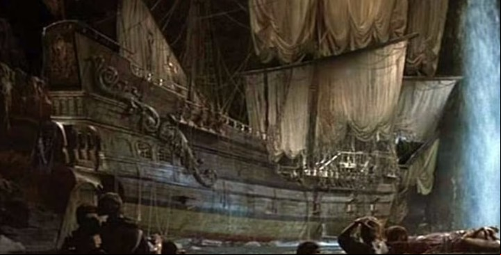 Para la película "Los Goonies" fue construida una réplica del galeón Santo Cristo de Burgos, que luego fue destruida.