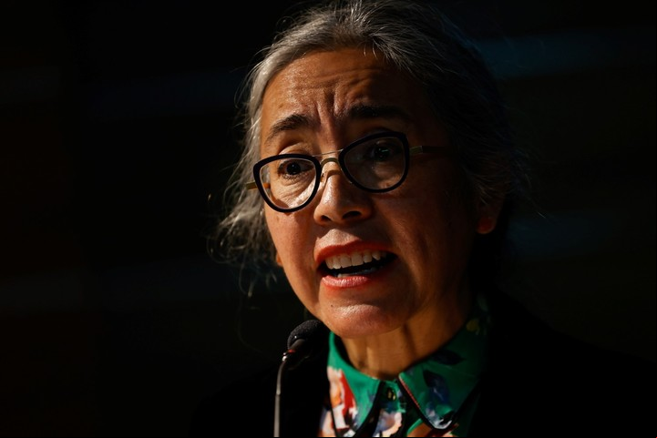 La escritora mexicana Cristina Rivera Garza participa en la ceremonia de recepción del Premio Iberoamericano de Letras José Donoso 2021, otorgado por la Universidad de Talca, hoy, en Santiago (Chile). La escritora mexicana Cristina Rivera Garza clamó este martes contra la violencia machista, tema central de su última obra, durante la recogida en Santiago de Chile del Premio Iberoamericano de Letras José Donoso, que el año pasado le otorgó la Universidad de Talca.EFE/ Alberto Valdes