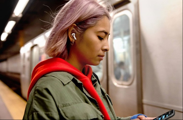 Es importante no escuchar la música a todo volumen. Foto Apple.