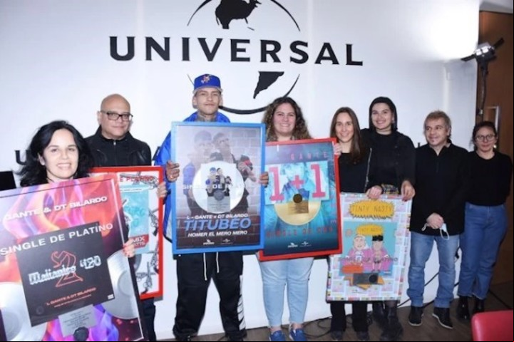 L-Gante junto al staff de la compañía Universal Music: Analia Maldonado, Luis Estrada, L-GANTE, Guillermina Lambiase, Sofia Caggia, Tatiana Freire Sosa, Bocha Neri y Natalia Antenucci.