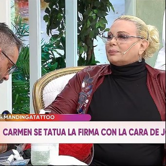 Carmen Barbieri se tatuó en vivo la cara de John Lennon