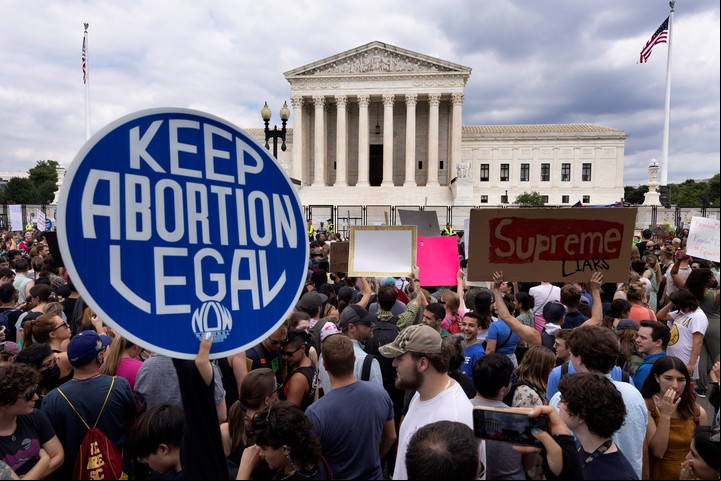 Un grupo de personas pro aborto manifestándose en la puerta de la Corte Suprema. Foto AFP