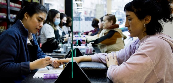 El esmaltado semipermanente es un boom: ¿hay riesgo para las uñas y la piel?