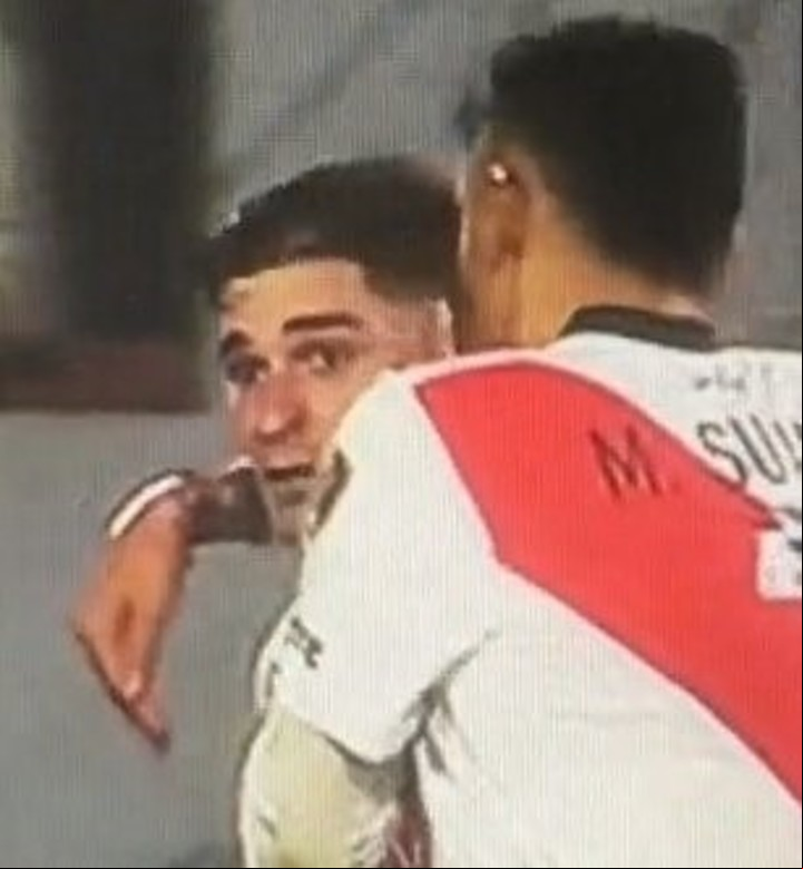 Matías Suárez y Julián Álvarez en una imagen que se viralizó en redes.