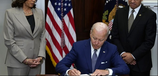 Joe Biden firma un decreto para proteger el derecho al aborto en Estados Unidos y defenderse de las críticas