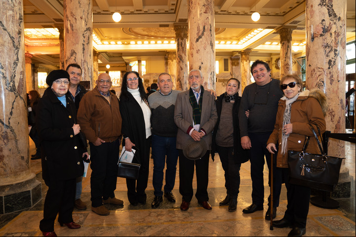 Un grupo de exempleados de la Confitería del Molino se reunió a conversar en la planta baja. Foto Fernando de la Orden