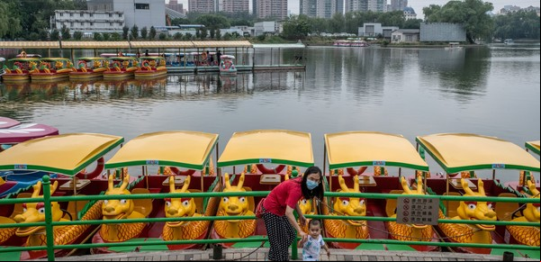 China ofrece incentivos a las mujeres que tengan hijos, pero las madres solteras no están incluidas