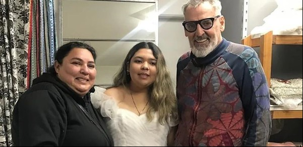 Desvalijaron su casa y le robaron hasta el vestido de 15 de su hija, pero Benito Fernández le regaló uno nuevo
