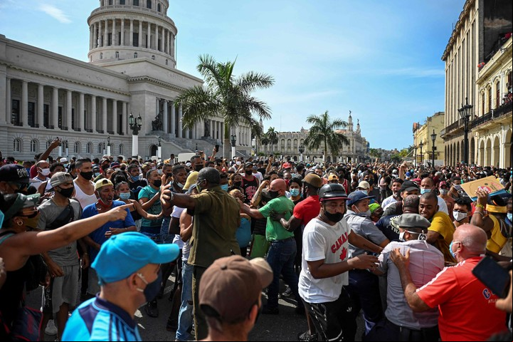 Protestas contra Díaz Canel, en 2021. Foto: Yamil Lage / AFP