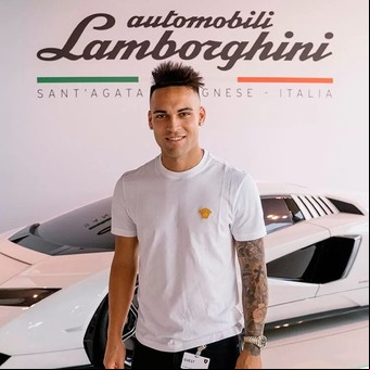 De lujo y personalizado: cómo es el exclusivo Lamborghini que tiene Lautaro Martínez