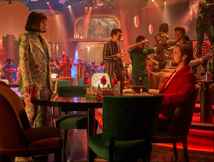 Ana de Armas y Ryan Gosling en una de las pocas escenas sin acción de "El hombre gris". Foto Netflix