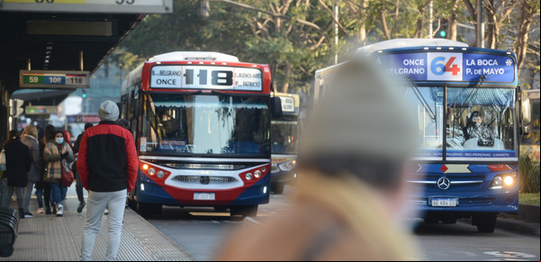 Colectivos: en qué casos podés subir y bajar fuera de las paradas y cómo hacerlo cumplir
