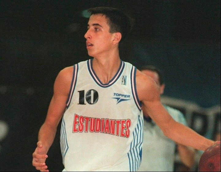 Manu Ginóbili en Estudiantes de Bahía Blanca. Foto: Twitter.