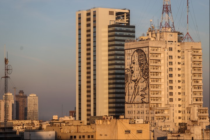 Eva Perón en la escultura quye la recuerda en el edificio del Ministerio de Desarrollo Social. Foto: EFE
