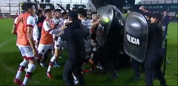 Jorge Baliño y Diego Ceballos, en el ojo de la tormenta por equivocarse a favor de Barracas Central
