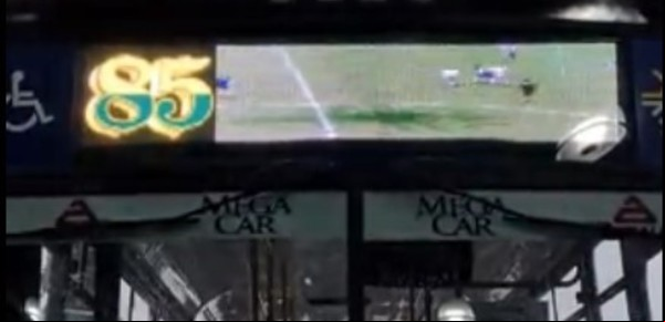 Una línea de colectivos pasará el video del segundo gol de Diego Maradona a Inglaterra en el frente de sus vehículos
