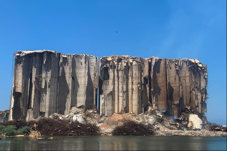 Los silos del puerto de Beirut con un incendio activo en su parte inferior, antes del derrumbe. Foto: EFE