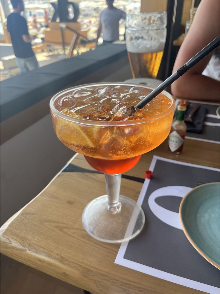 A la pareja no le permitieron ver la lista de bebidas y les sirvieron cócteles extra grandes.
