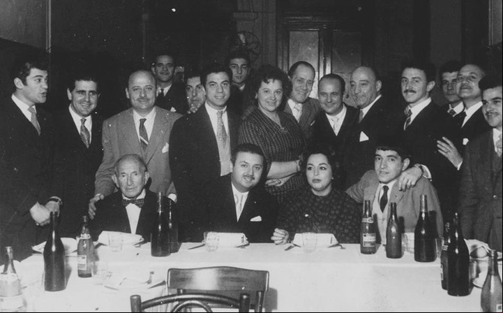 Aldo Cammarota (sentado, el segundo desde la izquierda), en un
festejo de "La revista dislocada". A su izquierda, Juan de Dios Filiberto, y a su derecha, Nelly Beltrán y Carlos Balá.