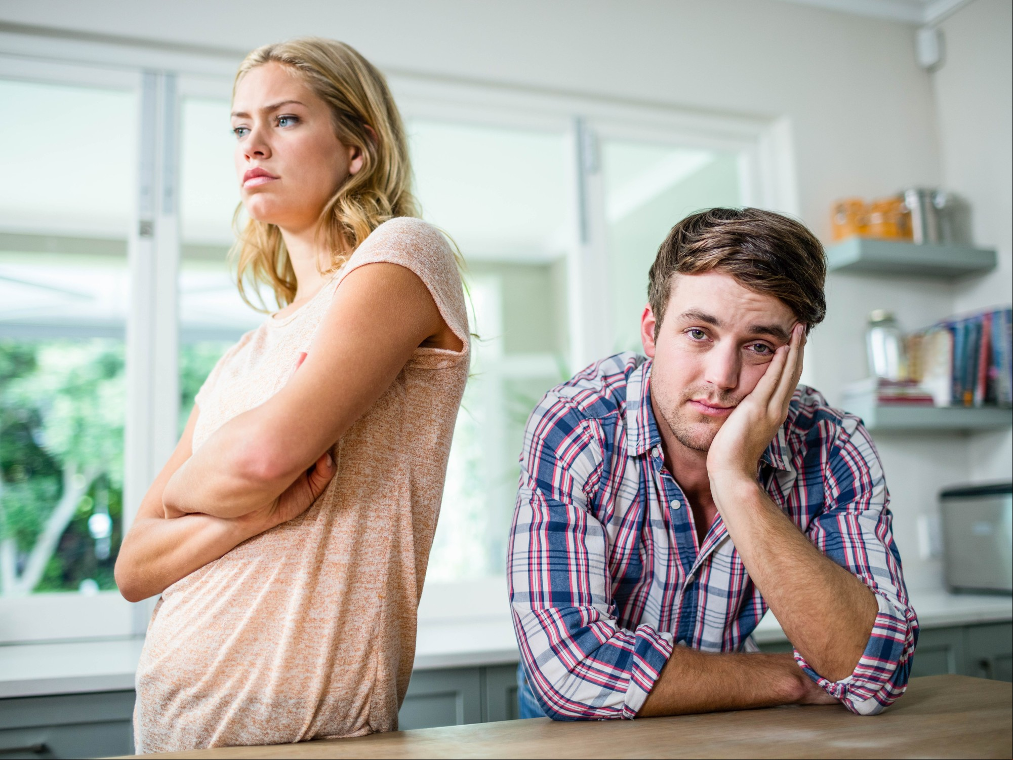 La pareja suele chocar con el aburrimiento luego del paso de los años. Hablar, ser concientes, puede ser el camino de reencuentro./ Shutterstock.