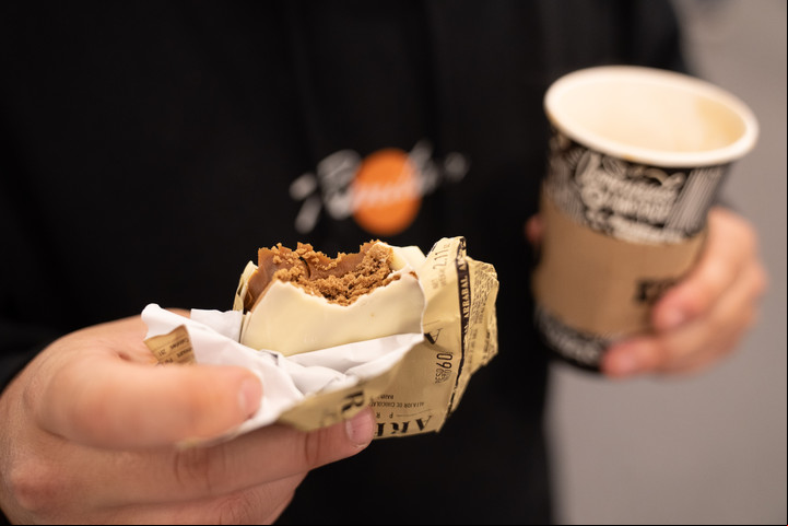 Alfajor y cafecito, un combo ganador en la feria del Mundial del Alfajor. Foto: Fernando de la Orden.