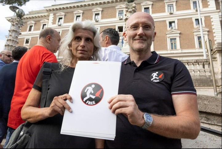 Anna Lombardi y Marco Musetti con el símbolo del partido Free (ANSA).