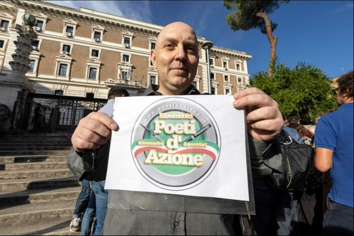 Alessandro Dagostini y el símbolo del partido Poetas de Acción (ANSA).
