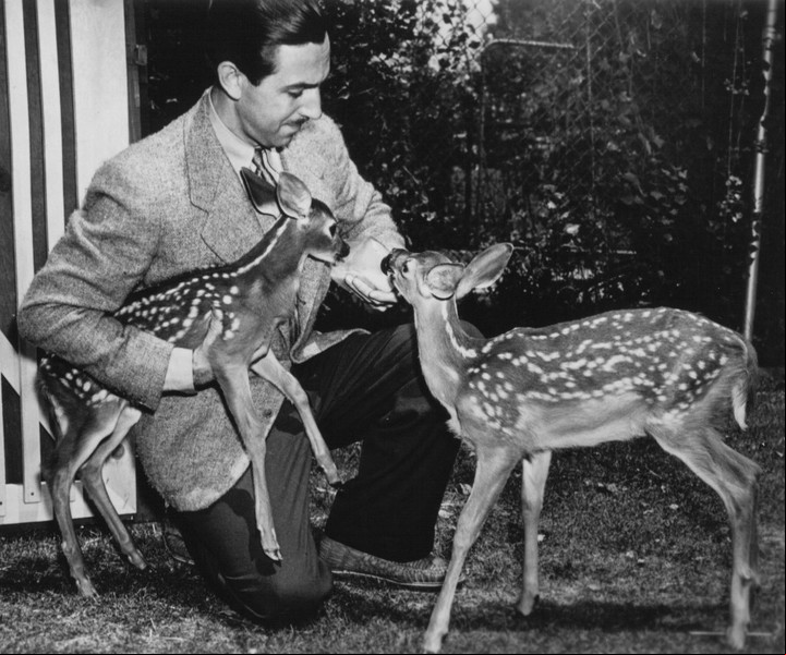 Walt Disney y un par de cervatillos, que sirvieron de modelo para los ilustradores.