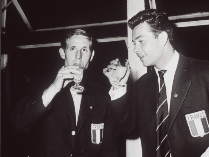 Raymond Kopa y Just Fontaine, celebran el tercer puesto en el Mundial de Suecia 1958.