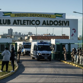 Un herido de bala frente a la sede de Aldosivi en un feroz enfrentamiento entre barras