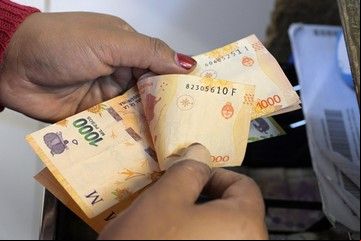 La odisea de sacar plata del banco: por qué es cada vez más engorroso y a quiénes afecta más