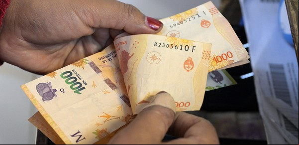 La odisea de sacar plata del banco: por qué es cada vez más engorroso y a quiénes afecta más
