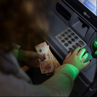 Cajeros automáticos: 8 errores comunes que pueden dejarte sin tarjeta o con la cuenta vacía