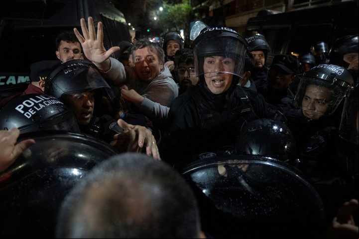 Maximo Kirchner, rodeado de policías de la Ciudad, durante la marcha en Recoleta. Foto: AP/Rodrigo Abd)