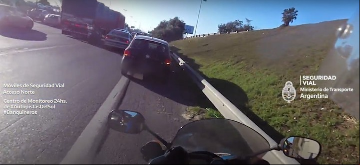 Imagen de un control para detectar vehículos que circulan por las banquinas de rutas o autopistas.