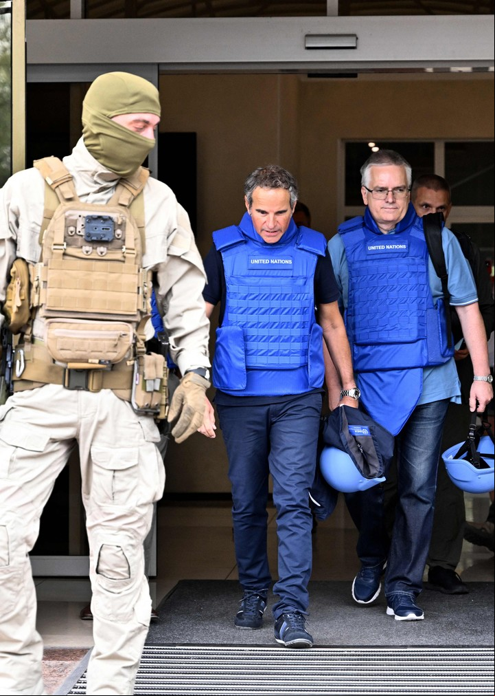 de la OIEA visitando la central nuclear de Zaporiyia, tomada por los rusos. Foto AFP.