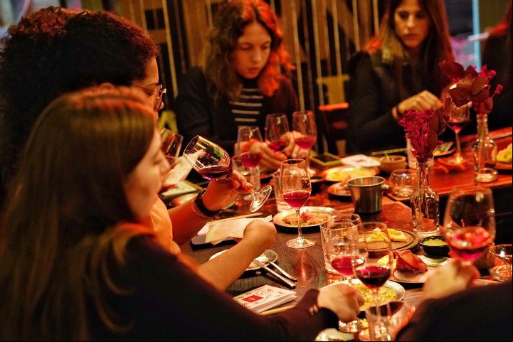 Copas y tapas en Vina, el bar de vinos del boulevard. Foto Martín Bonetto