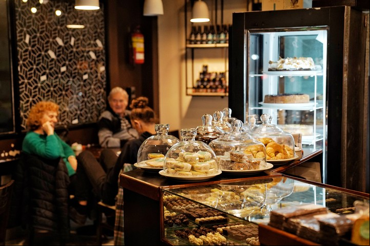 Café, pastelería, chocolate y helado: la propuesta de Patagonia Danuë. Foto Martín Bonetto