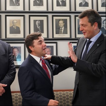 Sergio Massa va por los dólares de argentinos en EE.UU., pero los contadores locales son escépticos