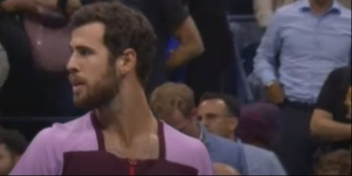El gesto de Khachanov ante las locuras de Kyrgios. Captura de pantalla.